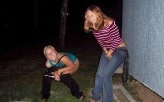 女生内急尿裤子视频,女生内急尿裤子，视频记录真实一幕