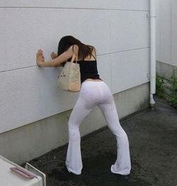 女生内急尿裤子视频,女生内急尿裤子,视频记录真实一幕