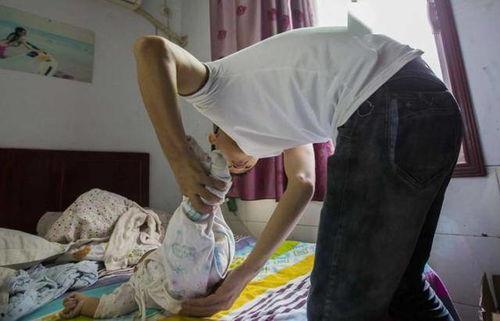 女生内急尿裤子视频,女生内急尿裤子,视频记录真实一幕